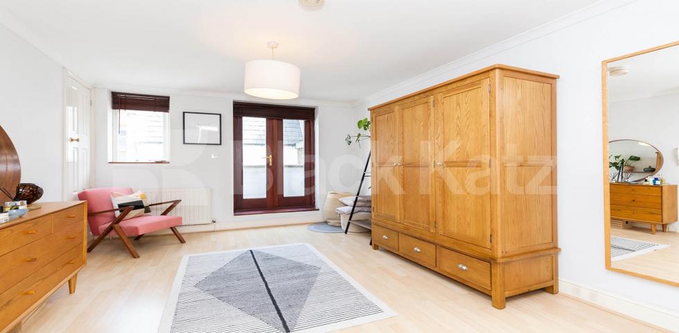 Situated in a prime location the property offers a sun trap roof terrace Swan Yard, Highbury & Islington 